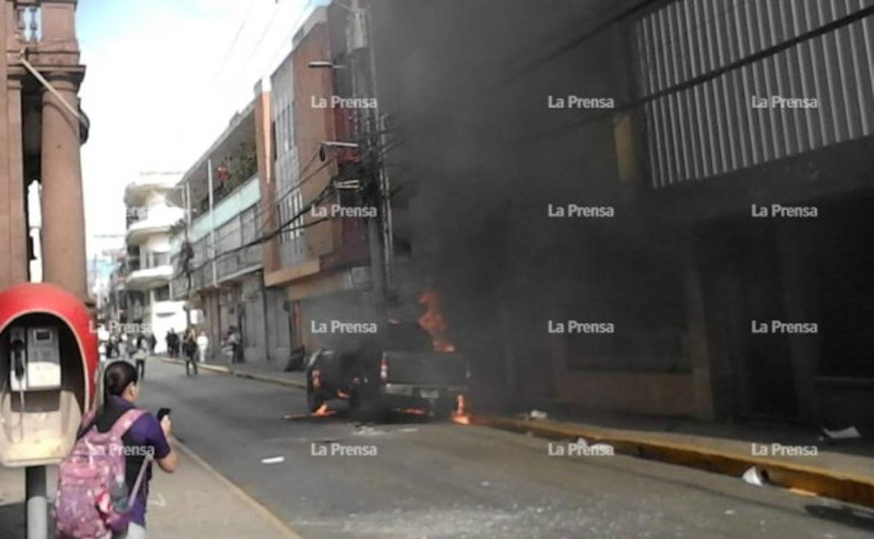 Los manifestantes incendiaron un vehículo en el centro de la capital hondureña en el marco de las violentas protestas que comenzaron el pasado lunes 29 de abril.