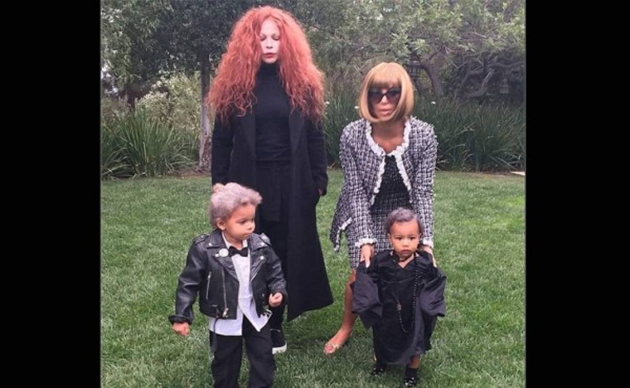 Kim Kardashian vestida del clan de Vogue, Anna Wintour, Grace Coddington, Karl Lagerfeld y Andre Leon Talley.