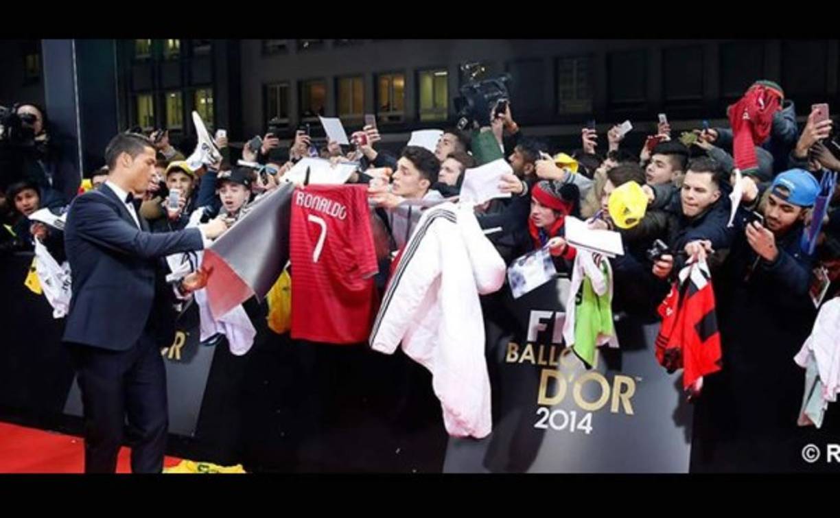 Ronaldo saluda a sus fans.