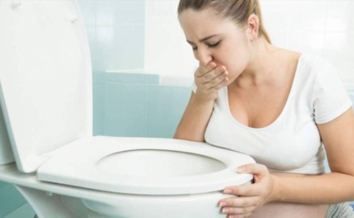 VÓMITOS: El efecto de la combinación del alcohol con otras sustancias provoca un rechazo del estomágo y genera este síntoma.