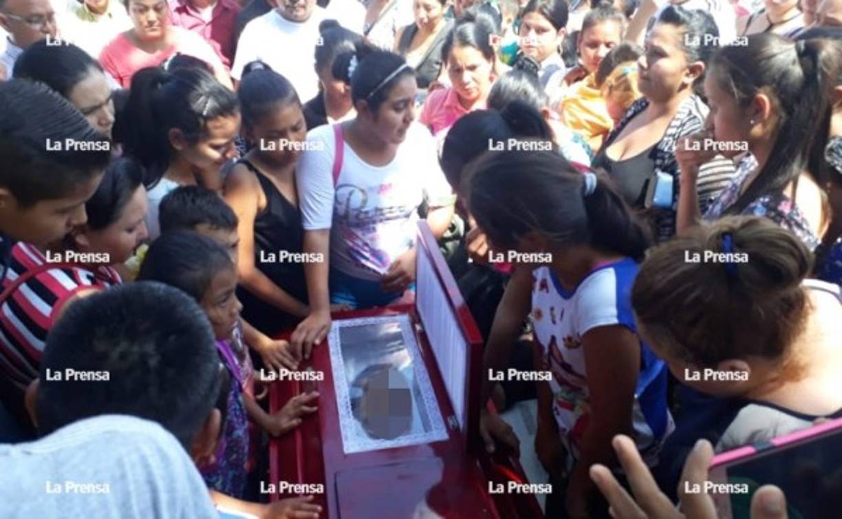 El cementario de Villanueva lució abarrotado de personas que apoyaron a los familiares de Moreno.