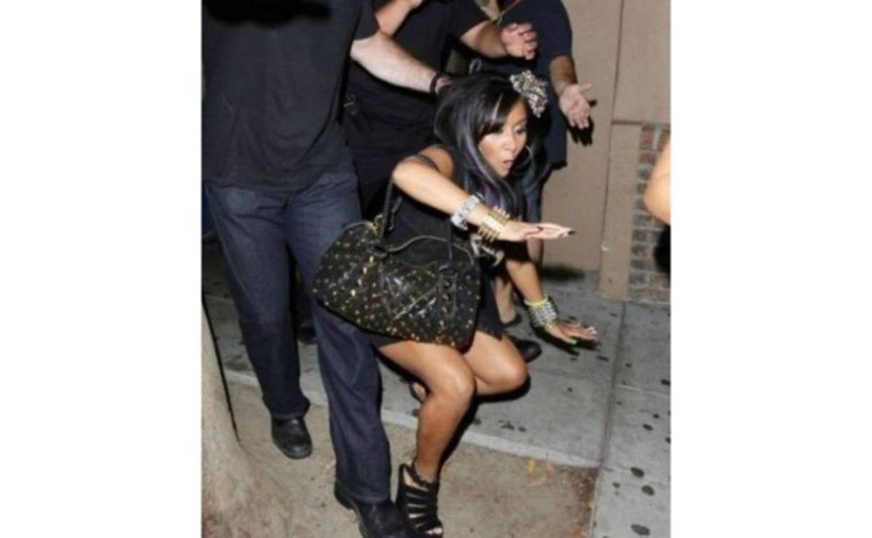 ¡Pobrecita Snooki! La estrella de los realitys de MTV no pudo dominar sus tacones y sufrió una caída.