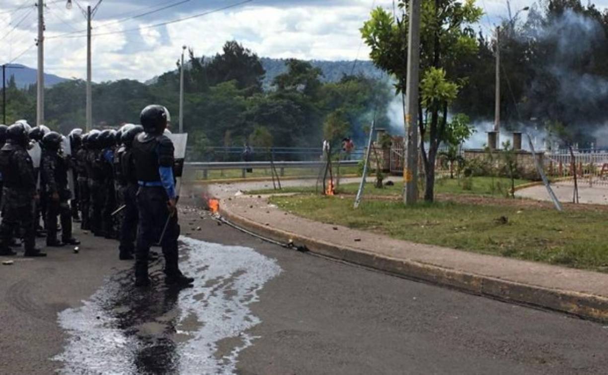 Jóvenes del Movimiento Estudiantil Universitario se tomaron el Bulevar Suyapa y dos carriles del anillo periférico de Tegucigalpa en la zona central de Honduras. Con quemas de llantas y barricadas, los estudiantes bloquearon el paso que conduce a la basílica menor de Suyapa y otros accesos.