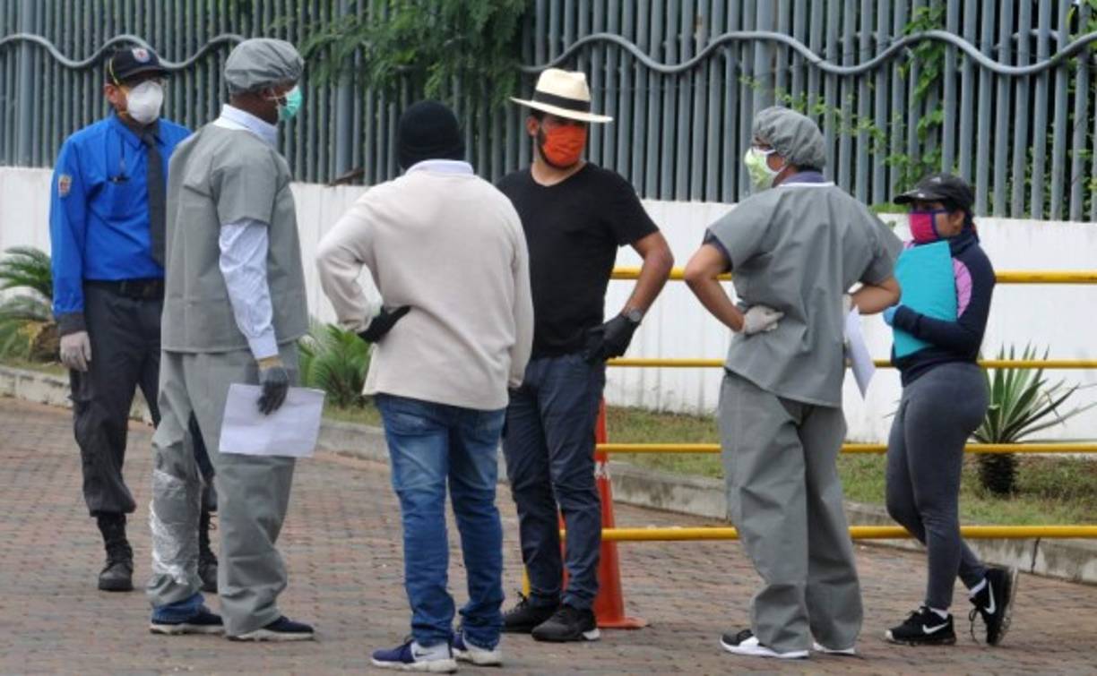 Darwin Castillo perdió a su padre en medio de la pandemia en Guayaquil. Fue a recuperar el cuerpo en una morgue atestada. Cuando abrió la bolsa se dio cuenta de que no era el de su familiar.