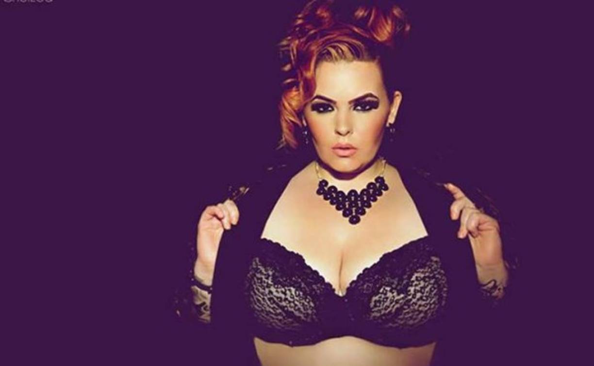 Tess Munster, quien quiere ser conocida profesionalmente como Tess Holliday (está comprometida con el fotógrafo Nick Holliday) mide 1.65 metros y es talla 22.