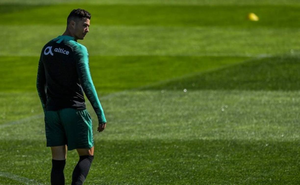 Cristiano impregnó alegría a sus compañeros en el entrenamiento. Jugó con el balón, hizo bromas y como siempre hizo valer su peso de capitán de la selección portuguesa. Además, las cámaras no dejaron de tomarle fotografias.