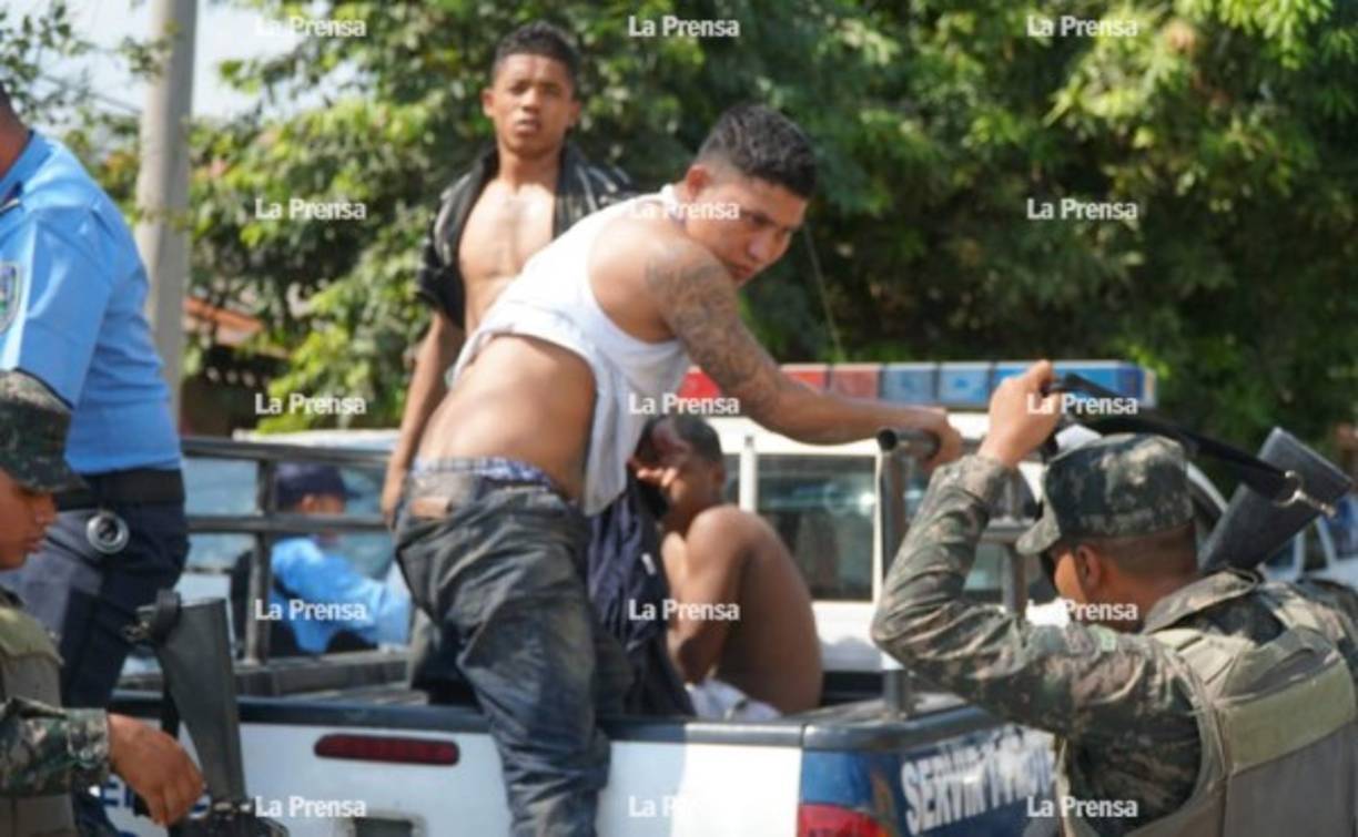 Ocho son los pandilleros de la 18 capturados; cinco de ellos iban en un carro color gris y los otros tres en uno negro.