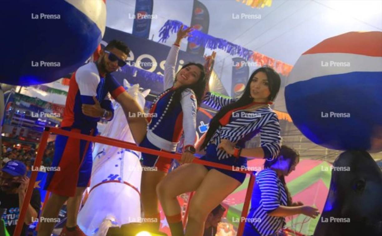 Al desfile y al carnaval asistieron familias enteras desde barrios y colonias de La Ceiba, hasta de los diferentes departamentos del país. Foto Melvin Cubas.