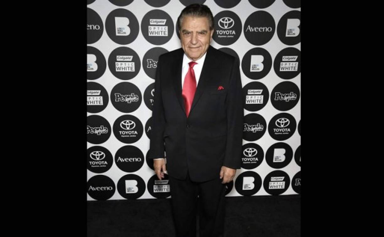 DON FRANCISCO. El presentador chileno lució elegante con este traje negro que contrastó con una corbata roja de seda.
