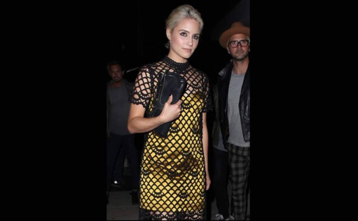 ¿Qué función tenía la prenda calada de Dianna Agron? Parece evidente que la actriz no buscaba resguardarse del frío con ella, así que no existe justifica