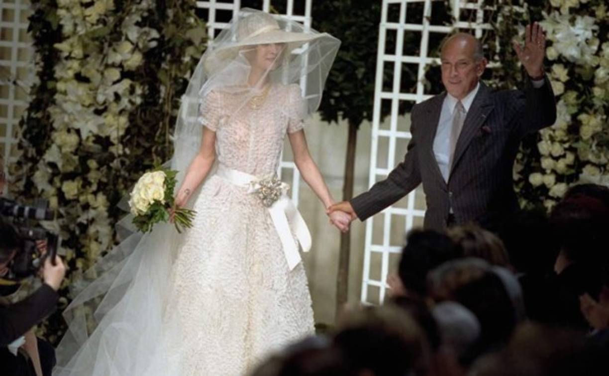 Oscar De la Renta fue, posiblemente, el diseñador más influyente que pasó por Balmain. Dirigió la Maison entre 1993 y 2002 –fecha a la que pertenece esta imagen.