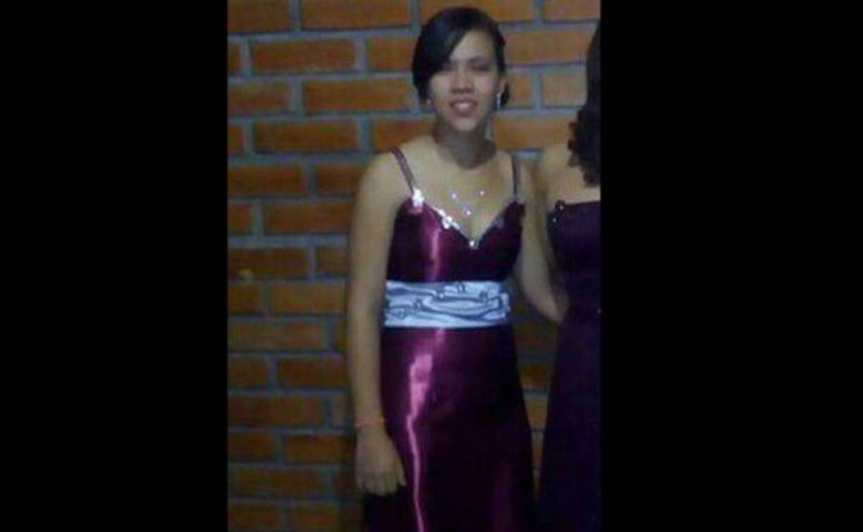 Una joven murió en un accidente de tránsito provocado por dos rapiditos en el desvío a Santa Cruz de Yojoa, Cortés, al norte de Honduras. La víctima responde al nombre de Joseline Abigail Zúniga López (16), quien se trasladaba esta mañana de martes a su centro de estudio, el Instituto Técnico Santa Cruz, donde cursaba el primer año de la carrera de Bachillerato en Ciencias y Humanidades.