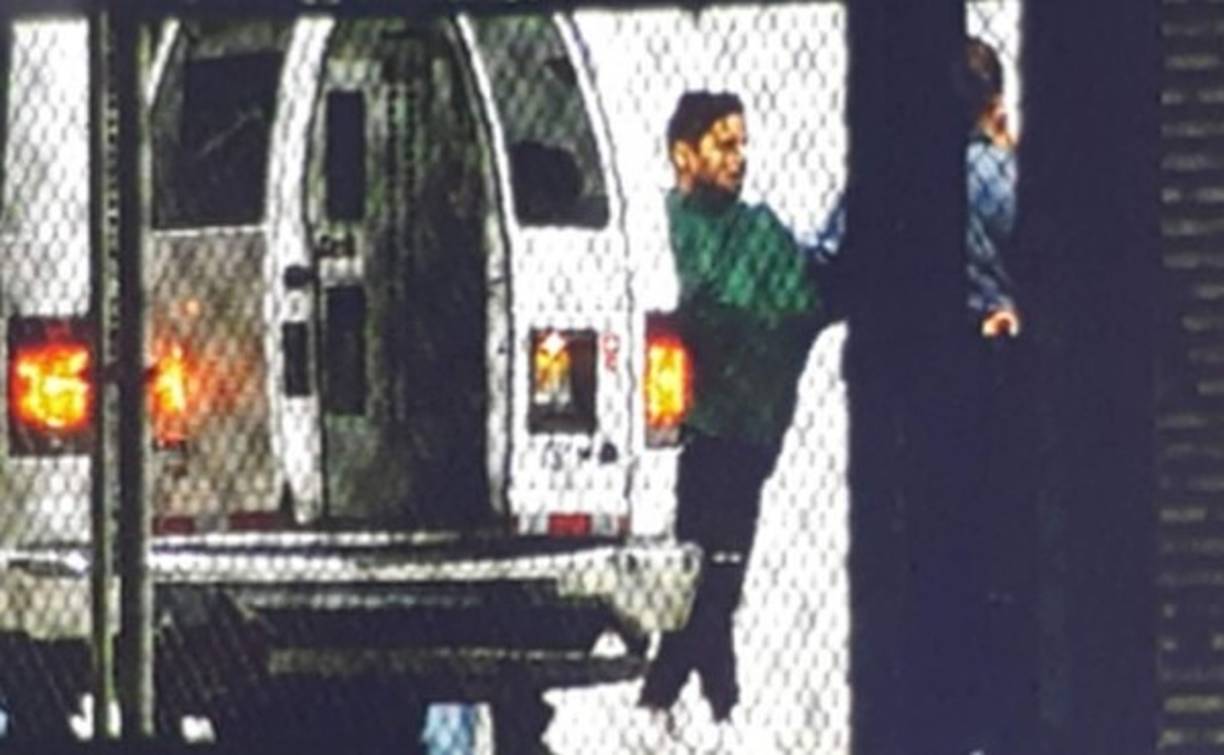 El cantante, quien llegó hoy a la cárcel de Newberry tras ser extraditado desde California, compareció encadenado de pies y manos en el tribunal.