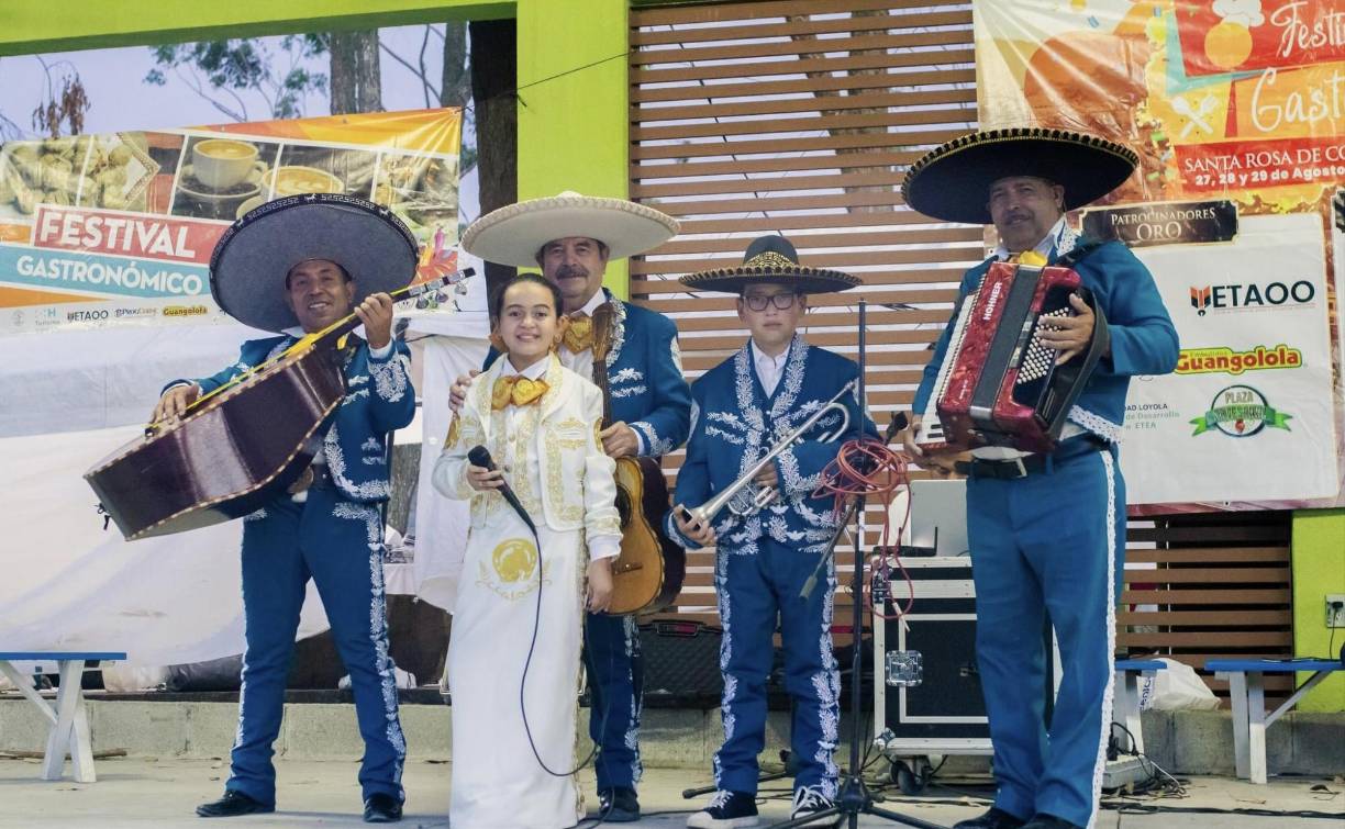 El Festival Gastronómico de Santa Rosa de Copán incluyó una tarde de mariachis en la Plaza Artesanal Jorge Bueso Arias.