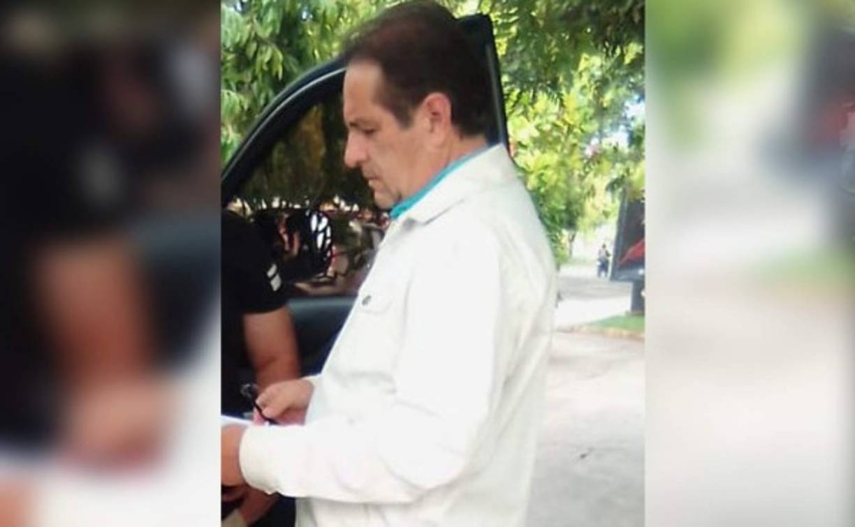 Momento en que los agentes de la Atic le leyeron la acusación al exfuncionario Carlos Montes Rodríguez.