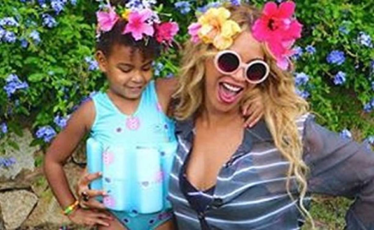 Entre la idéntica pose y la sonrisa, podemos decir con seguridad que madre e hija se parecen mucho.