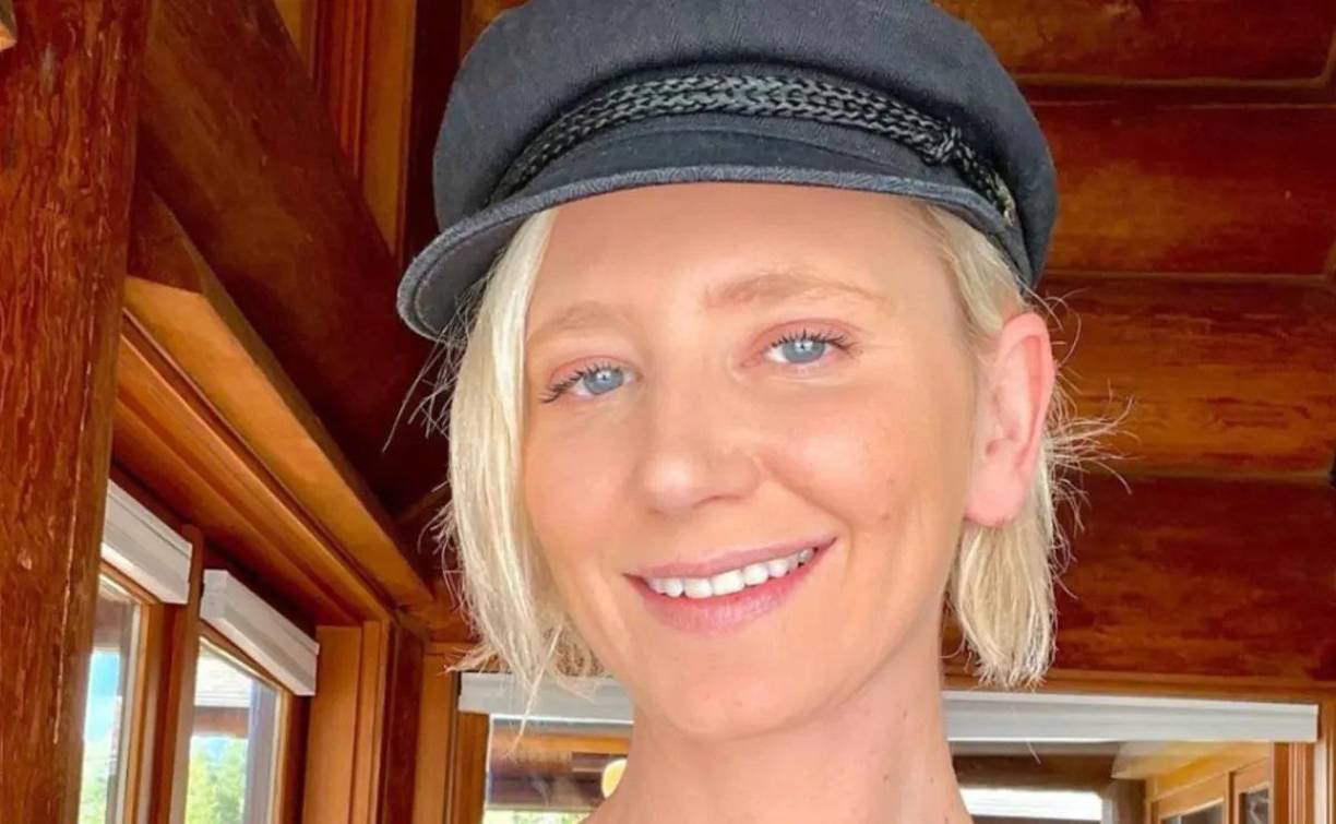 Elan, la cantante e influencer en redes sociales, tampoco se quedó callada ante de la salida del youtuber. !¡Qué bueno que ya no está ese cab**n en esa casa. qué bruto el nivel de basura que es. Gala es una reina por decirle a ese pinche nefasto lo que todos pensamos. A lo que queda del asqueroso team Tierra espero que disfruten lo que les queda de tiempo en esa casa porque ustedes son igual de nefastos que el que salió esta madrugada. Por último, se logró. ¡La basura en su lugar!”, dijo en un video compartido en su Tik Tok.