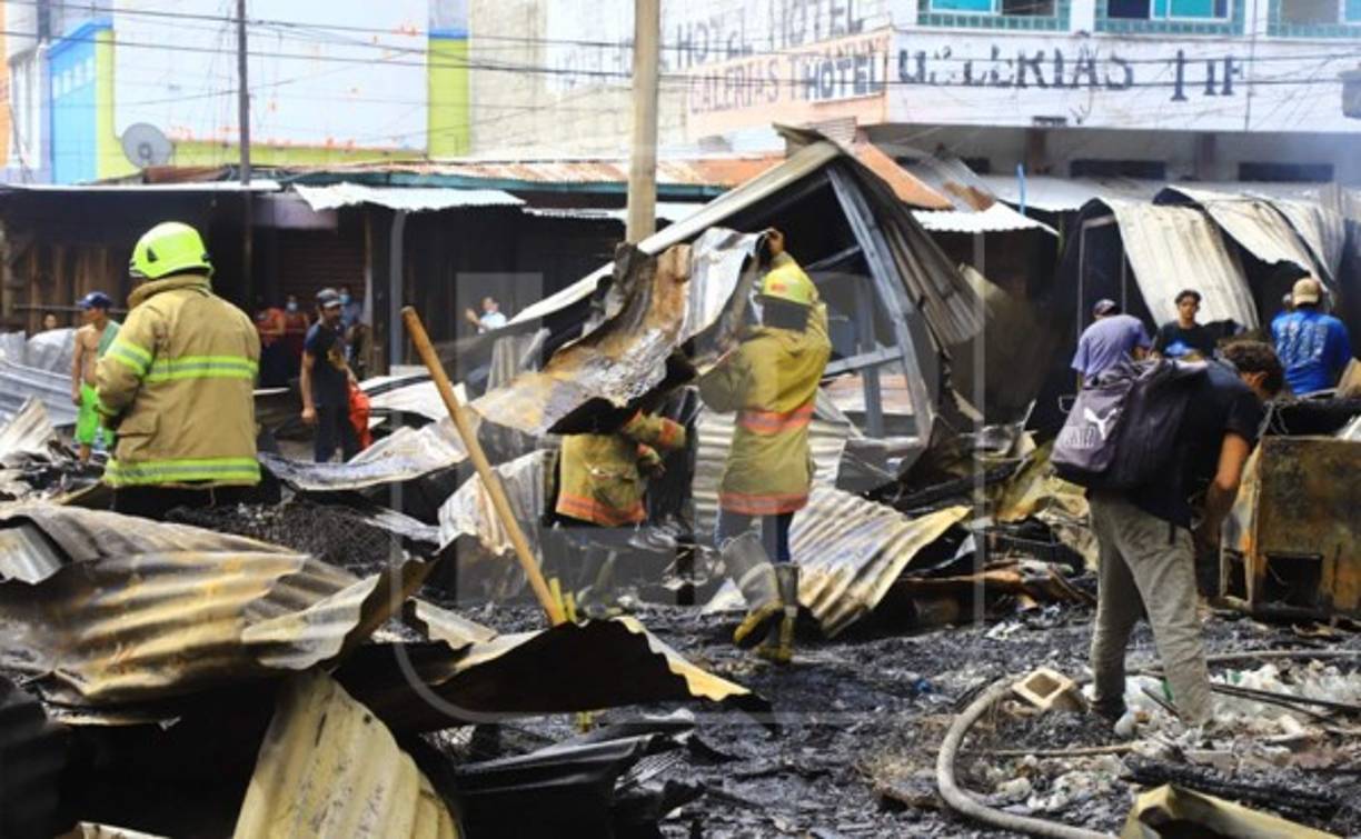 'De aquí vivíamos, no sé qué vamos a hacer, dicen que ayer sábado hubo apagones y a eso de las 8:30 pm nos avisaron del incendio, pero ya no se podía hacer nada para rescatar las cosas', comentó Alcides Herrera.