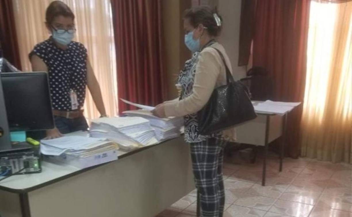 Fiscales para la Transparencia y Combate a la Corrupción Pública y Agentes de la Atic decomisan documentos en Municipalidad de Santa Cruz de Yojoa, Cortés, para ampliar investigación por sospechas de otorgamiento de contratos de forma irregular.