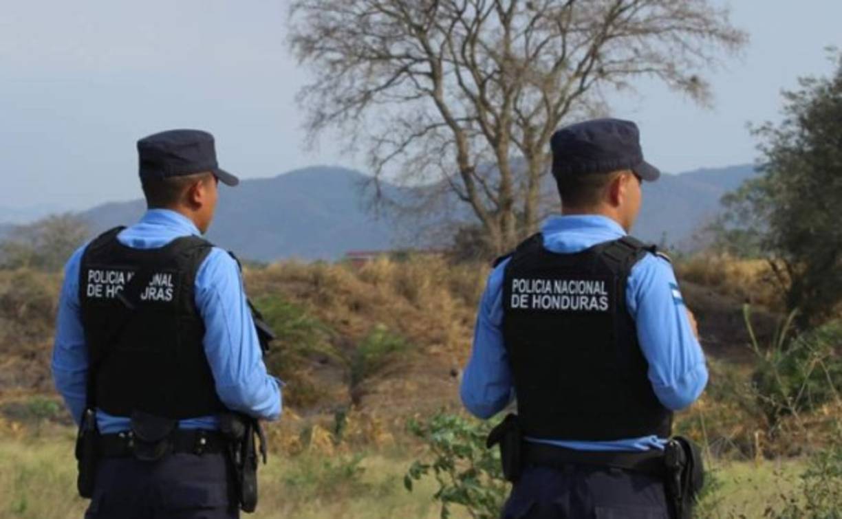 En la colonia Nuevos Horizontes de Macuelizo Santa Bárbara asesinaron a Carmen Leonela Torres Martínez (22) quien estaba embarazada. La joven se bajaba de una mototaxi cuando fue acribillada por delincuentes. Deja una menor de 3 años.