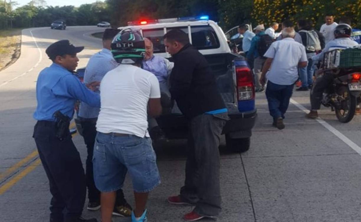 En la unidad de transporte público, además de los adultos, viajaban niños y ancianos.