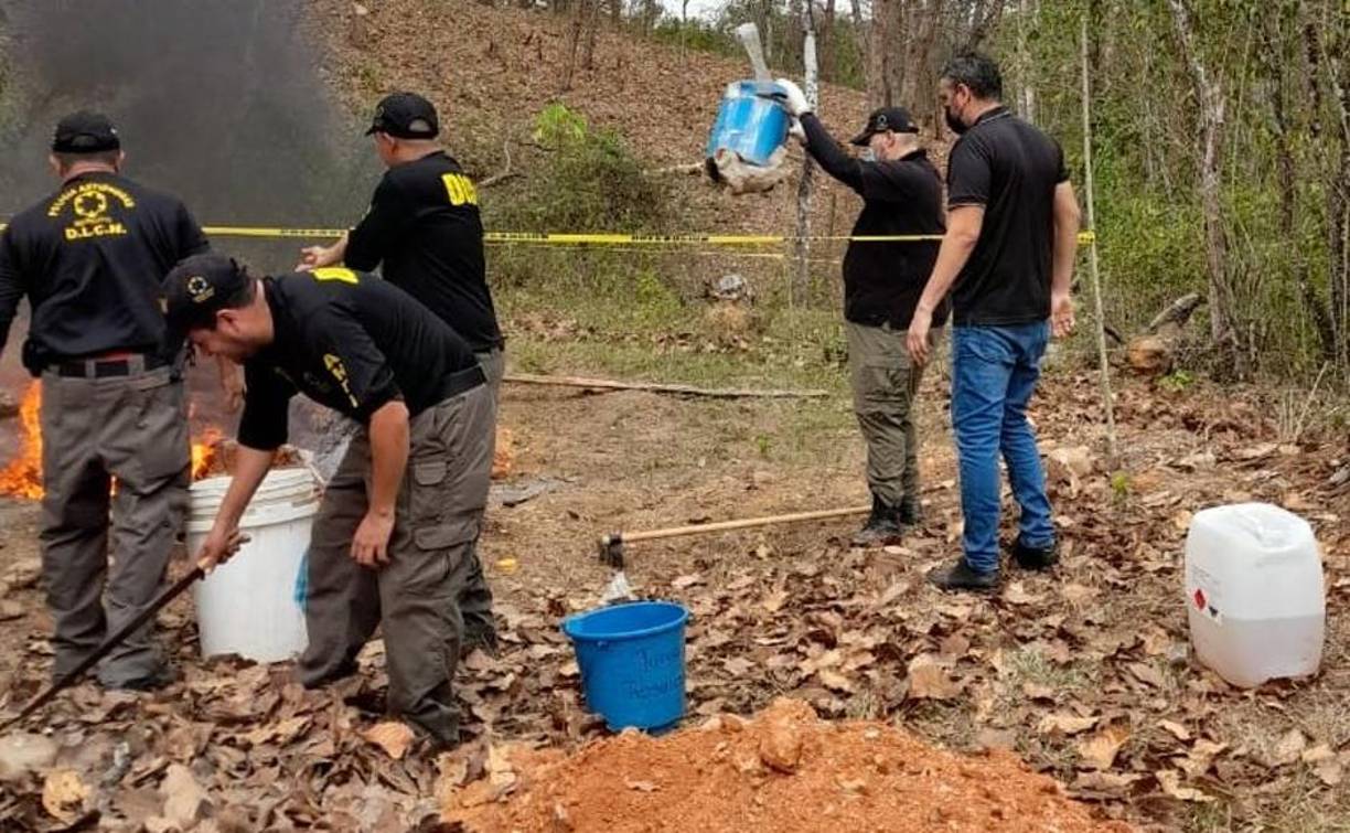 Fiscalía y detectives de Lucha Contra el Narcotráfico proceden a la incineración de 990 libras de marihuana que fueron incautadas en diversas causas, acción ordenada por el juzgado de ejecución en Olancho. 