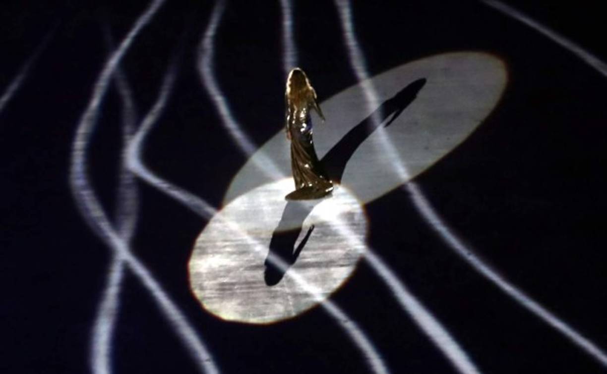 La actuación de la modelo en la ceremonia estuvo precedida de una polémica provocada por una escena donde Bündchen era abordada por un niño de una favela y que finalmente fue eliminada del programa para evitar malentendidos, según los organizadores.