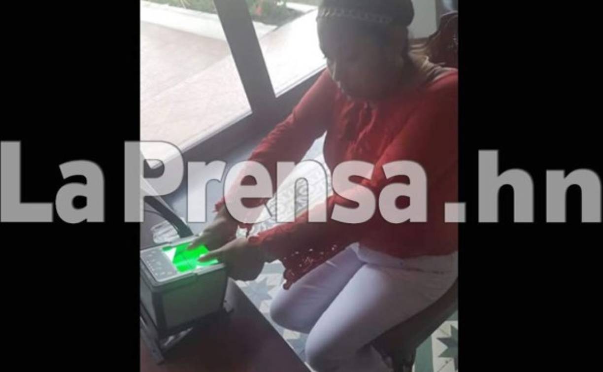 Marlen Griselda Amaya Argueta plasma sus huellas dactilares.