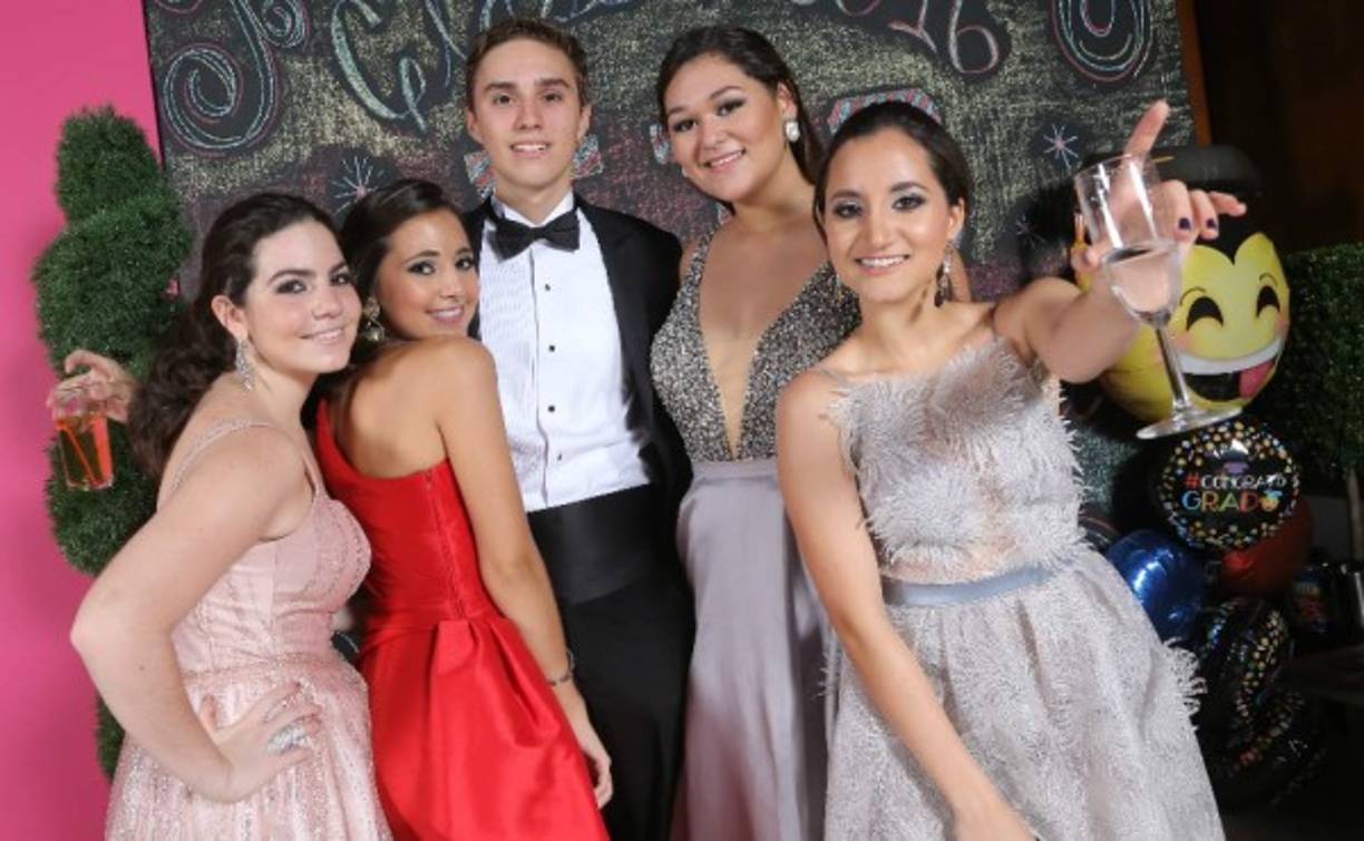 Los escenarios de la revista Vivir en Rosa causaron furor total y ahí posaron muchos graduados como Victoria Yibrín, Sofía Pineda, Eduardo Ortez, Helena Rivera y Natalia Andonie.