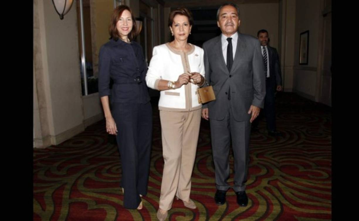 Lorenza, Ana María y Luciano Durón.