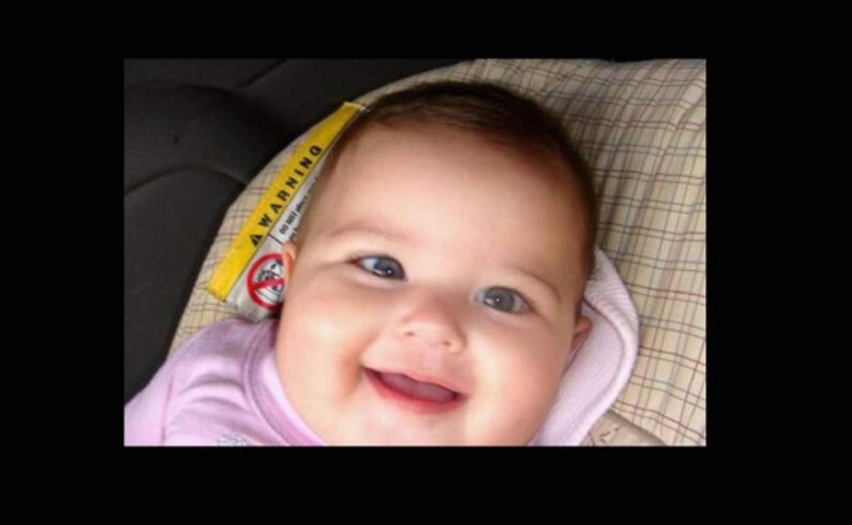 La pequeña tiene una hermosa sonrisa y ojos preciosos.