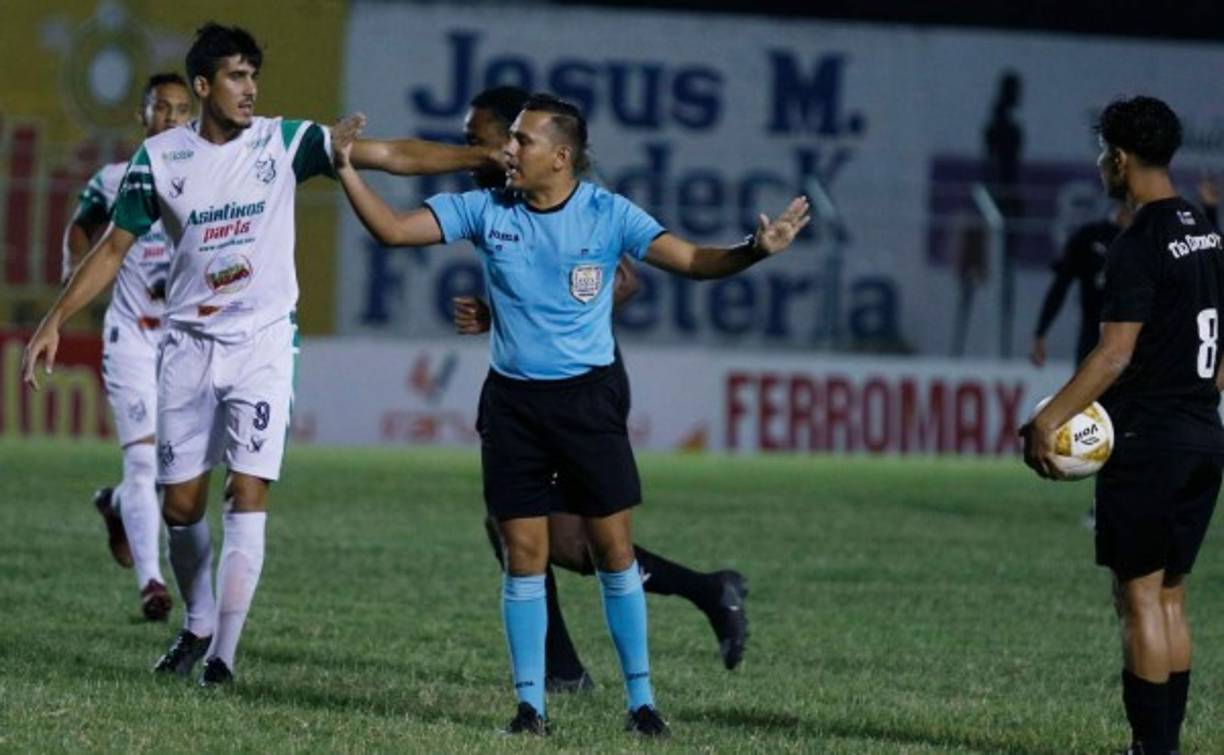 Marlon Díaz fue el árbitro central del duelo entre progreseños y porteños.