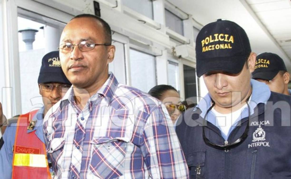 El hondureño Milton Merary Girón Zelaya (31), quien tenía orden de captura internacional, arribó este martes al aeropuerto Ramón Villeda Morales de San Pedro Sula, zona norte de Honduras. A eso de las 2:00 de la tarde, Girón llegó a San Pedro Sula bajo un fuerte resguardo policial. La información fue confirmada por el portavoz policial, Kelsin Arteaga, quien indicó que se giró una alerta migratoria contra Girón Zelaya ya que tenía orden de captura pendiente por el delito de lavado de activos emitida por los tribunales de justicia de La Ceiba, Atlántida. Cuando se consultó a la Policía por qué girón no fue guzgado en Honduras después de que fuera capturado con más de 450 mil dólares en el muelle de cabotaje de La Ceiba, junto a otras cinco personas, en el 2013, no hubo una respuesta clara.