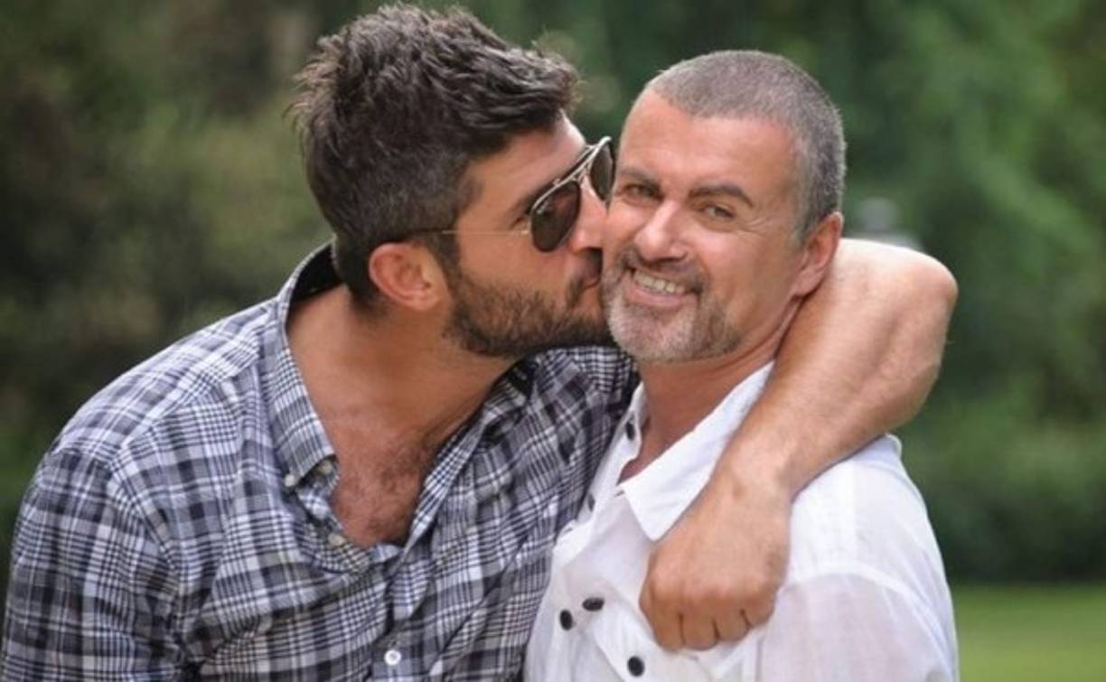 Su último amor era el estilista libanes, Fadi Fawaz. Con el compartió sus últimos años y él fue quien lo encontró muerto en su residencia de Londres.