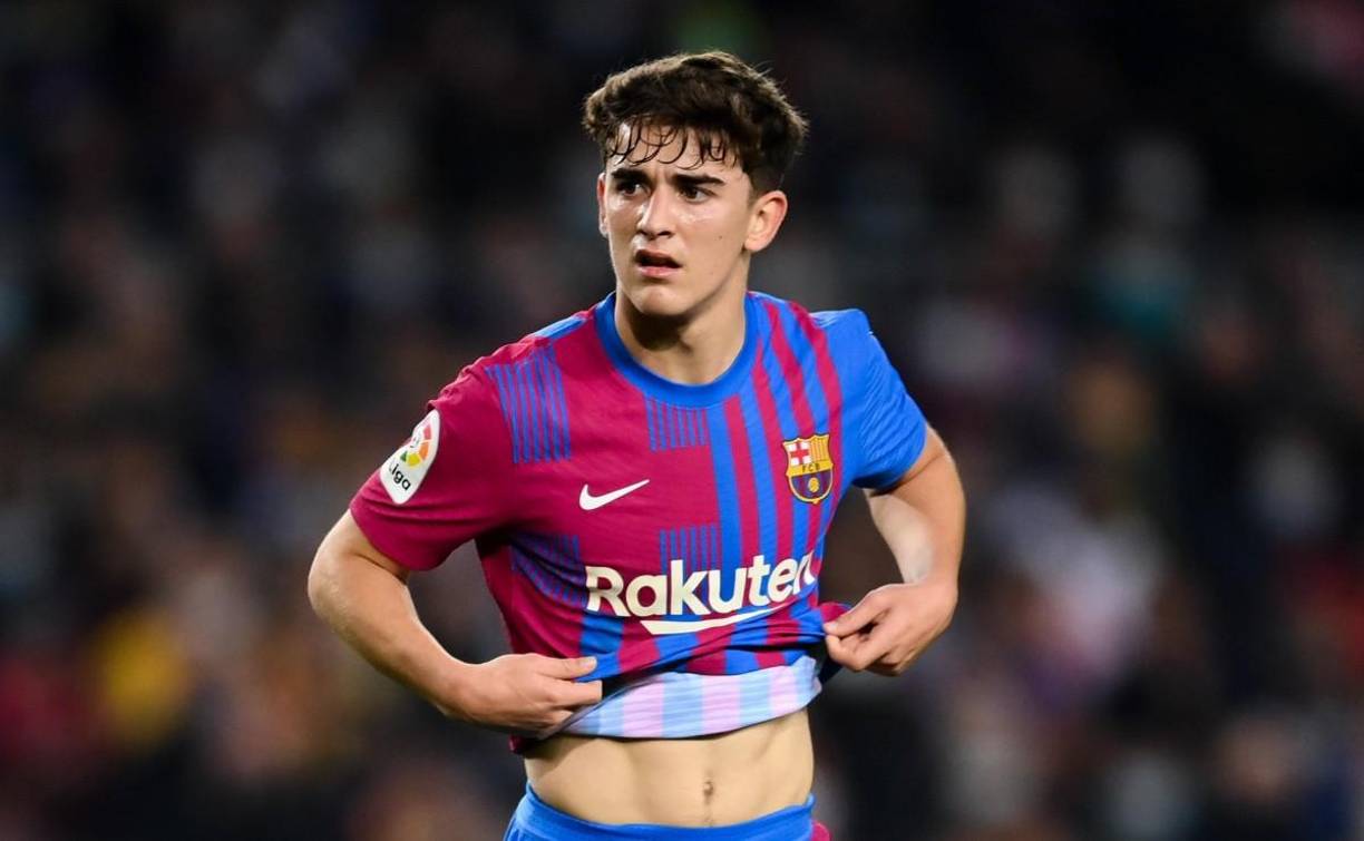 El Liverpool quiere reforzar su mediocampo con jugadores jóvenes tras la salida de Georginio Wijnaldum. Según el diario catalán El Nacional, los ‘Reds’ se plantean pagar la cláusula de rescisión de Gavi que es de 50 millones. El español está siendo una pieza fundamental, lo fue para Koeman y ahora para Xavi y ya ha debutado con buen paso en la selección. Pero ojo, Manchester City y Chelsea también se han interesado.