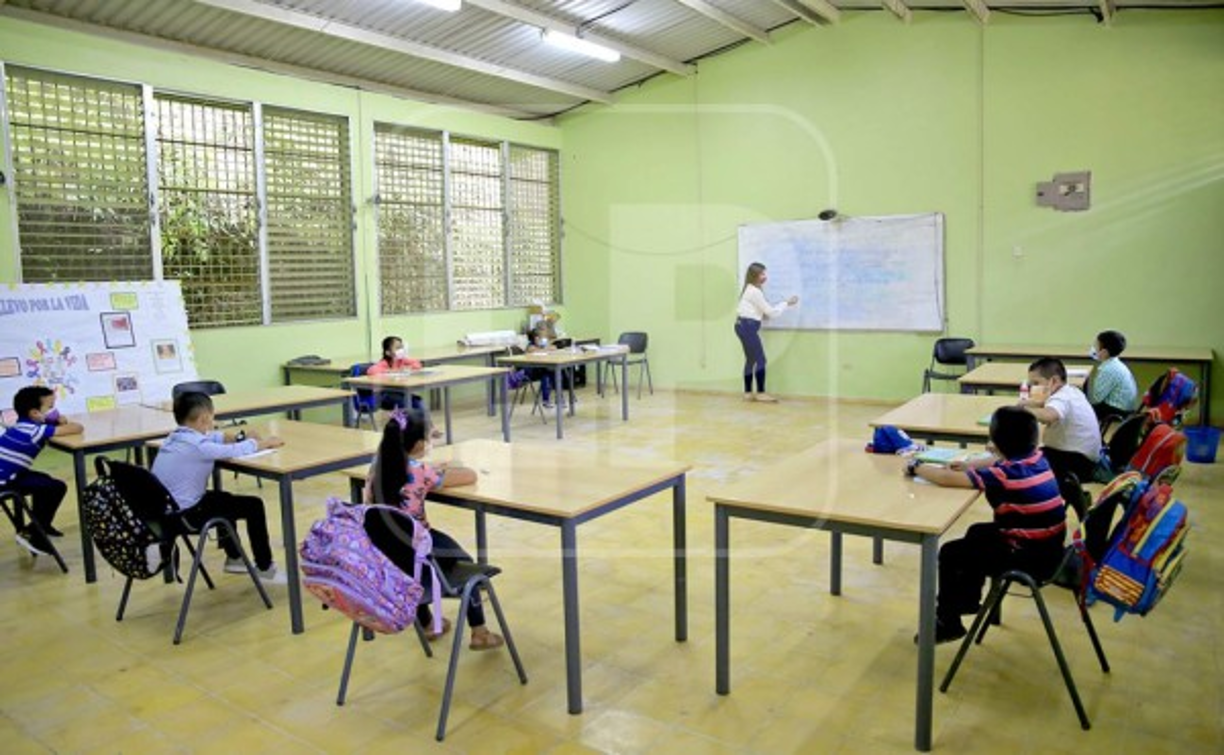 Las medidas de bioseguridad se dan desde el ingreso de los estudiantes a los centros, adonde no se permite la entrada de personas sin mascarilla, ni con temperatura corporal más alta de los 37 grados centígrados.<br/>Los horarios de clases presenciales no sobrepasan las dos horas continuas, no se dan recreos y los alumnos no pueden ingerir alimentos dentro de los centros de enseñanza para evitar que se quiten la mascarilla.En las aulas se acondicionaron los espacios para que no se excedan grupos de más de 10 alumnos. <br/>