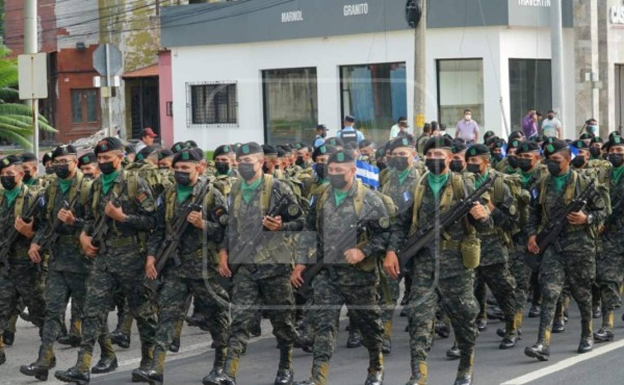 Los uniformados marcharon en conjunto y con sus armas en mano.