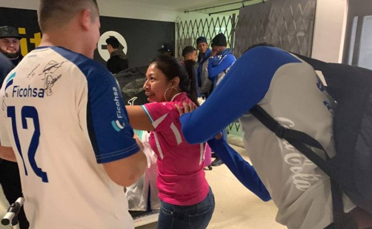 Los aficionados en el aeropuerto de New Jersey recibieron con mucha alegría a los seleccionados catrachos, mañana se enfrentan a los ecuatorianos.