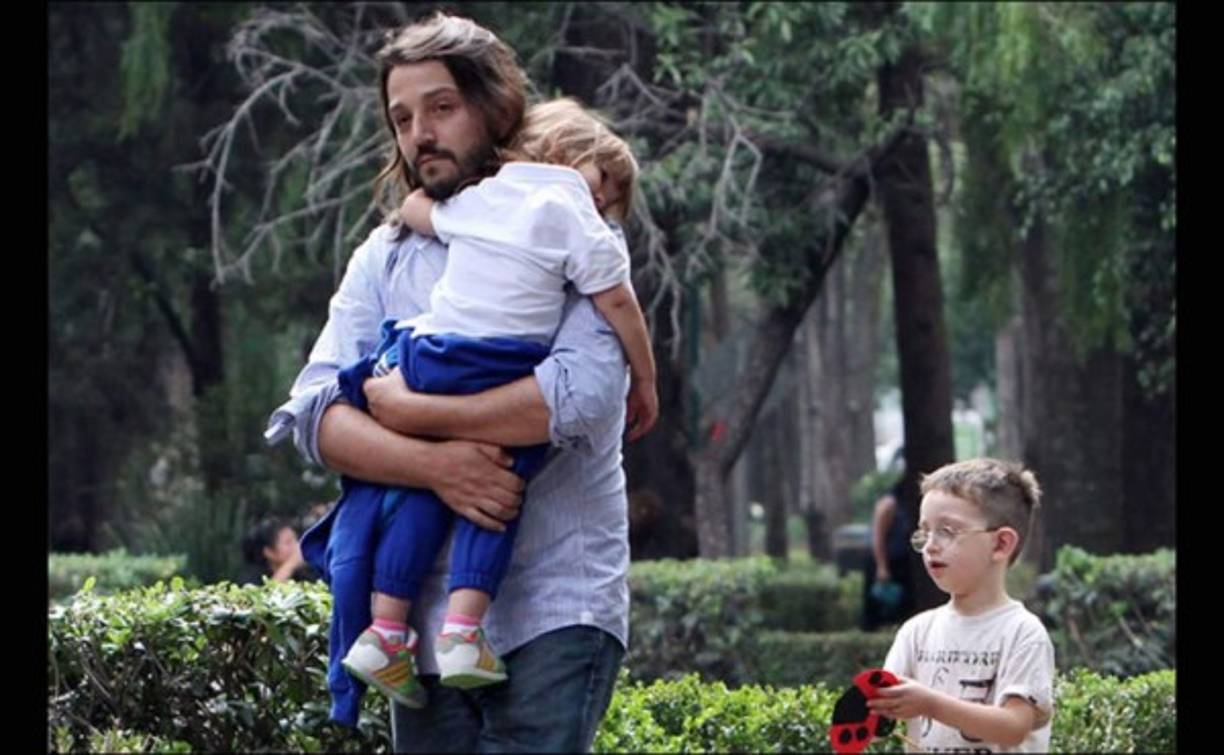 Diego Luna tiene a Fiona y Alejandro.
