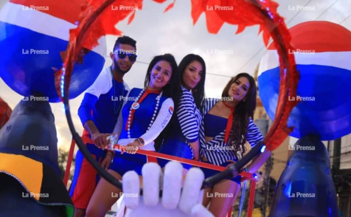 En el carnaval hubo mucha comida, baile y color, lo que hizo de la feria, algo verdaderamente emocionante. Foto Melvin Cubas.