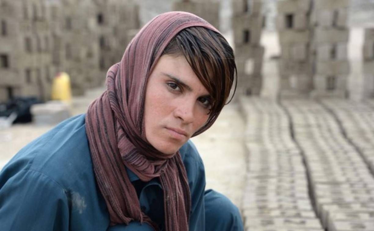 Sitara Wafadar anhela tener una larga melena, como otras jóvenes. Pero la adolescente afgana lleva más de 10 años vestida de chico, forzada por sus padres a ser el 'hijo' que nunca tuvieron.