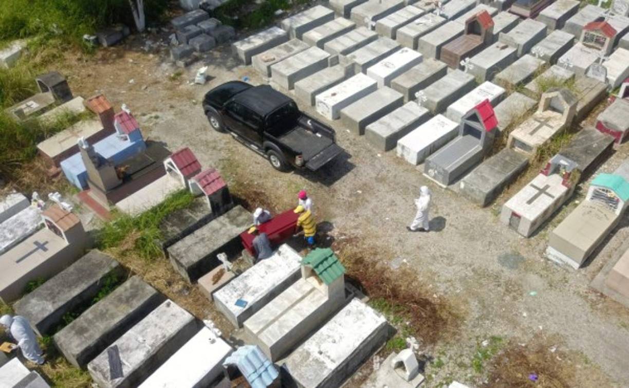 Dayana, que prefiere omitir su apellido por temor a represalias, trabaja en una funeraria. Los últimos días de marzo fueron extenuantes y traumáticos.<br/><br/>'Llegaba muerta a la casa, a llorar por todo lo que veía, cadáveres pudriéndose, con gusanos', describe.<br/><br/>Cada vez que iba a los hospitales lo hacía con cuatro ataúdes. Eran insuficientes. Aún retiene en su memoria los gritos de auxilio.