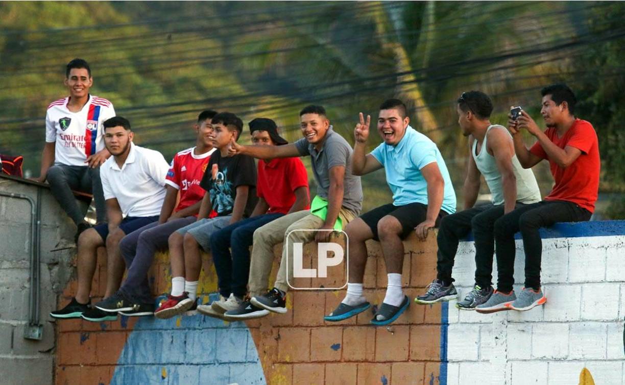 Algunos aficionados se las ingeniaron de varias formas para ver el partido UPN-Olimpia.