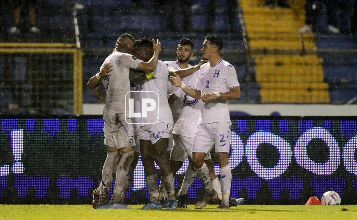 Romell Quioto felicitando a Kervin Arriaga tras el 2-0 de Honduras.