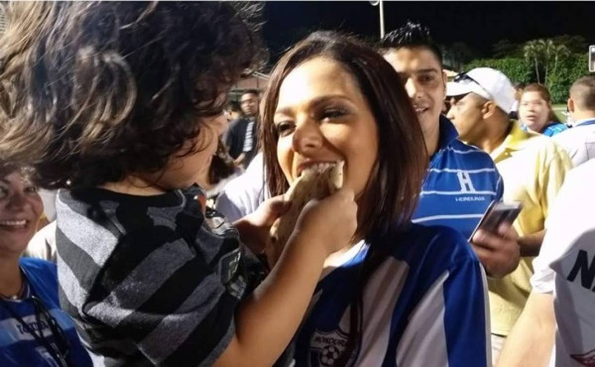 Nathalia Casco compartió con varios niños y no dejó de comer baleadas.