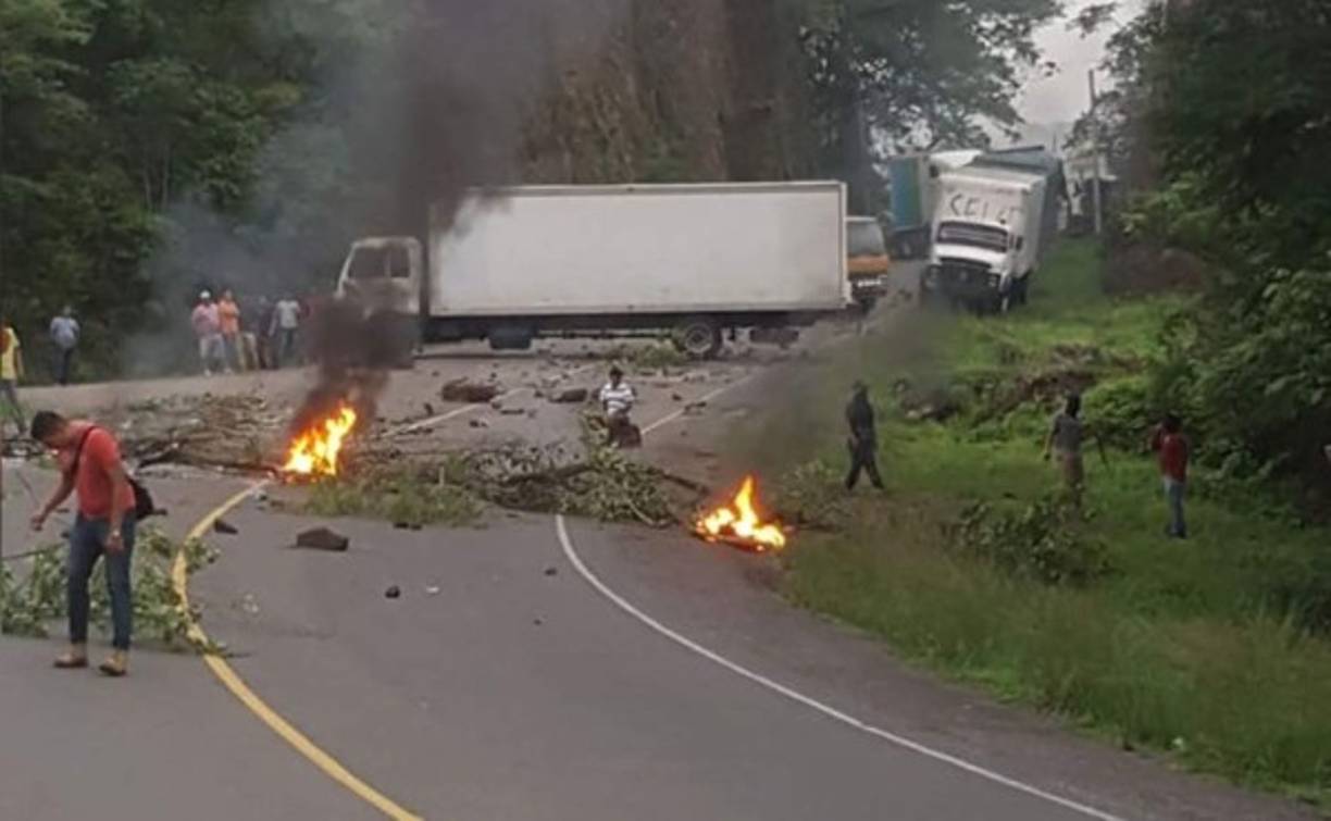 Bloquedo de una carretera en el departamento de Santa Bárbara.