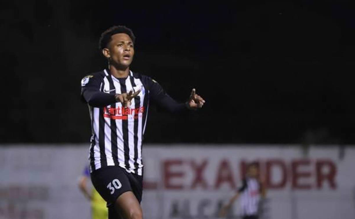 Cristian Sacaza es uno de los jóvenes futbolistas hondureños con mejores cualidades en el país y es por ello que su futuro está más cerca del extranjero. Estados Unidos, Colombia y Portugal podrían ser el horizonte donde el nacido en Río Esteban, Colón, podría llegar en este segundo semestre del año.