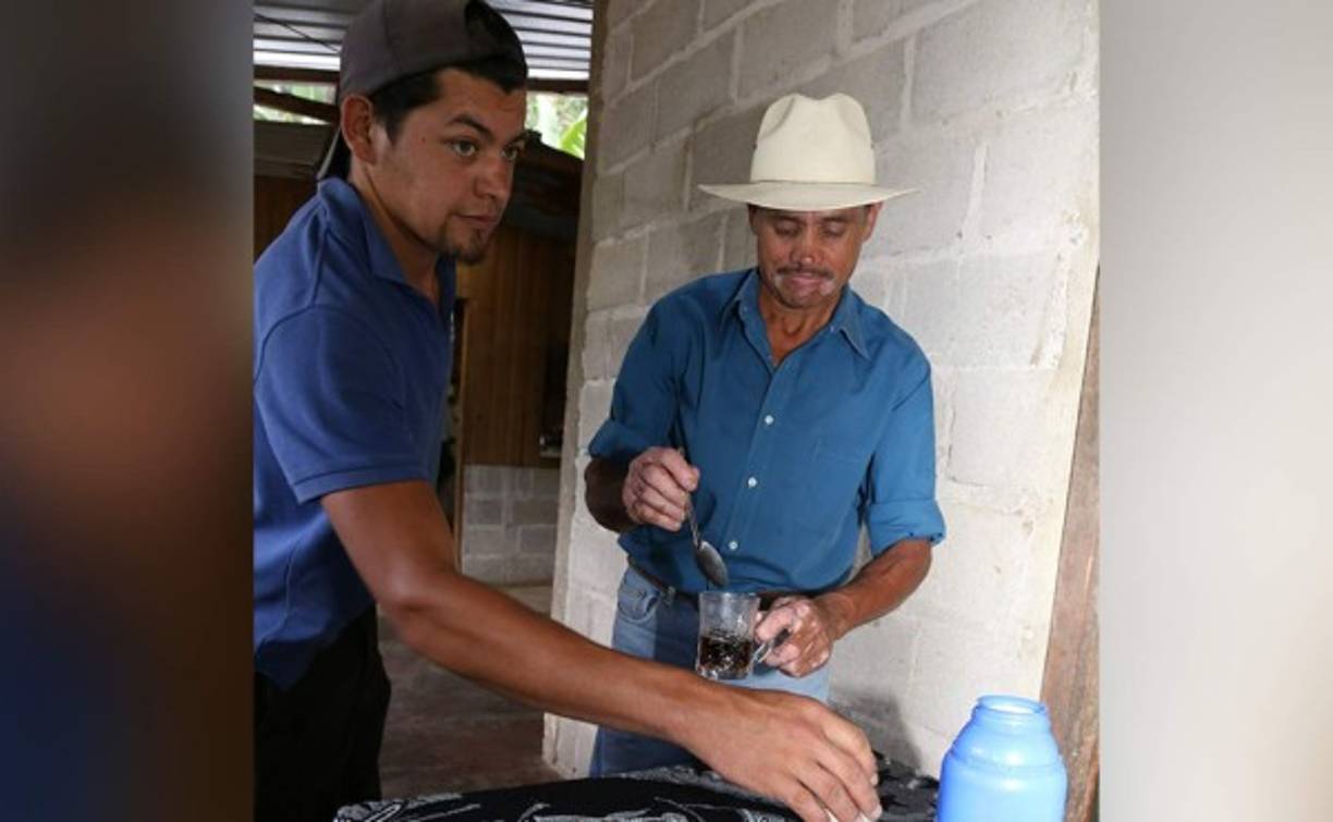 La perseverancia que caracteriza a don Yoyo, lo motivó a convertir el patio de su casa en una improvisada finca.