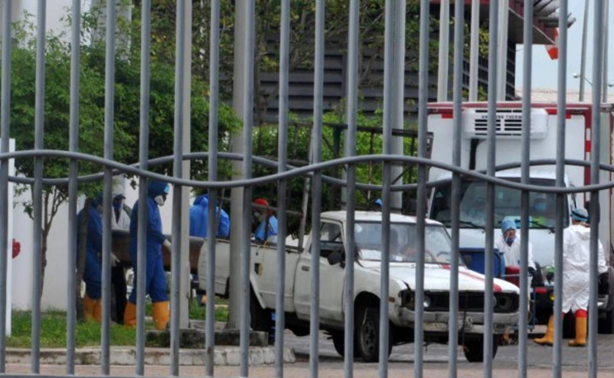 Castillo tropezó con una morgue repleta. Confiesa que sobornó a uno de los empleados con 150 dólares para recuperar el cuerpo de entre los 170 que, según le informaron, había en el lugar.<br/><br/>Era tal el colapso, añade, que las autoridades instalaron un contenedor refrigerado para conservar a otros 46 cadáveres. Castillo recibió la bolsa y la abrió para ver a su padre, pero se encontró con el cuerpo de otra persona, 'un hombre con bigote y con ropa diferente'.