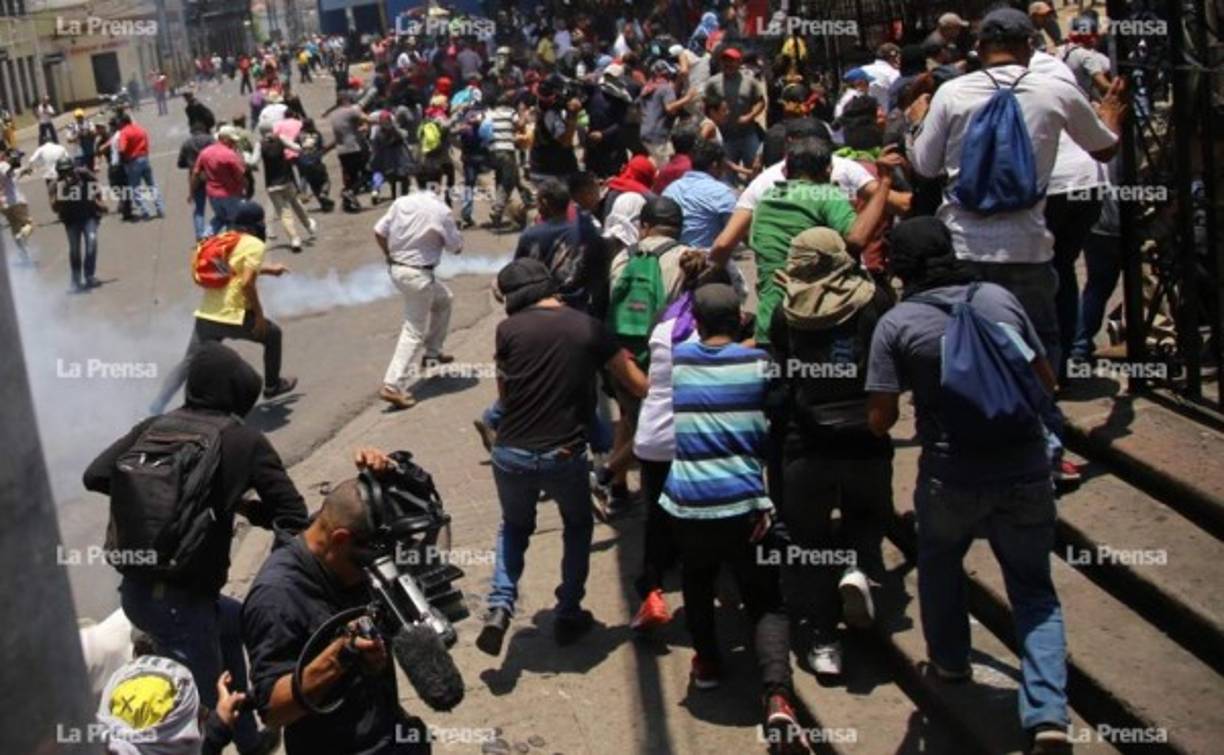La manifestación finalizó de forma pacífica y varios minutos después iniciaron los disturbios en el parque central de la capital. La estrategia de la Policía fue lanzar gas lacrimógeno para sacar a los encapuchados del centro, sin embargo esta táctica afectó también a vecinos de los barrios cerncanos al parque, pues los agentes del orden lanzaron gas hasta en estos sectores.
